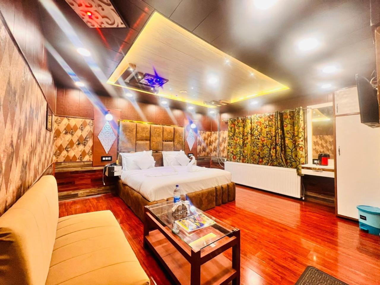 Pine View Resort Gulmarg Buitenkant foto
