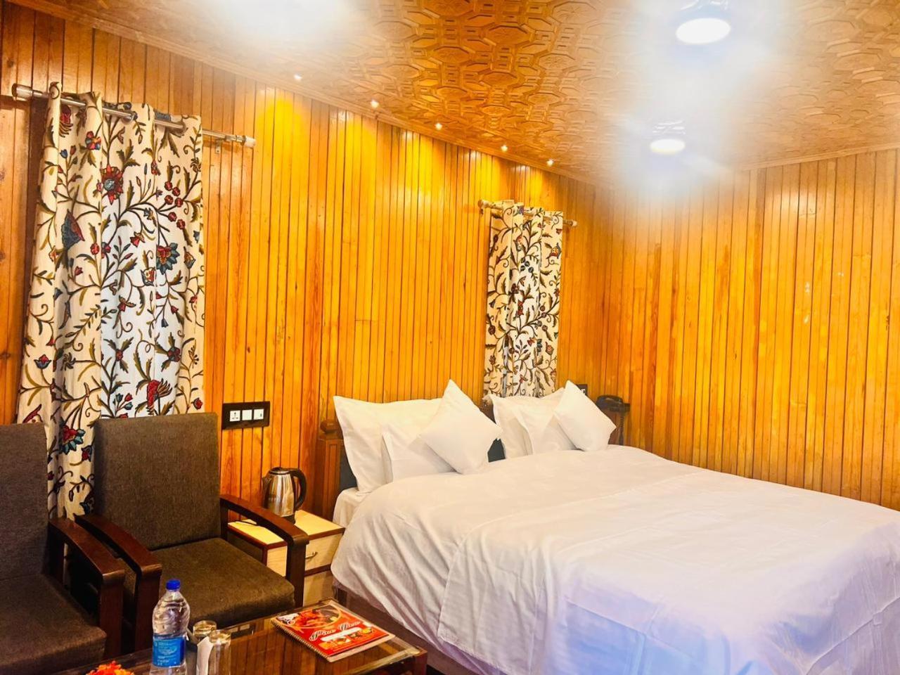 Pine View Resort Gulmarg Buitenkant foto