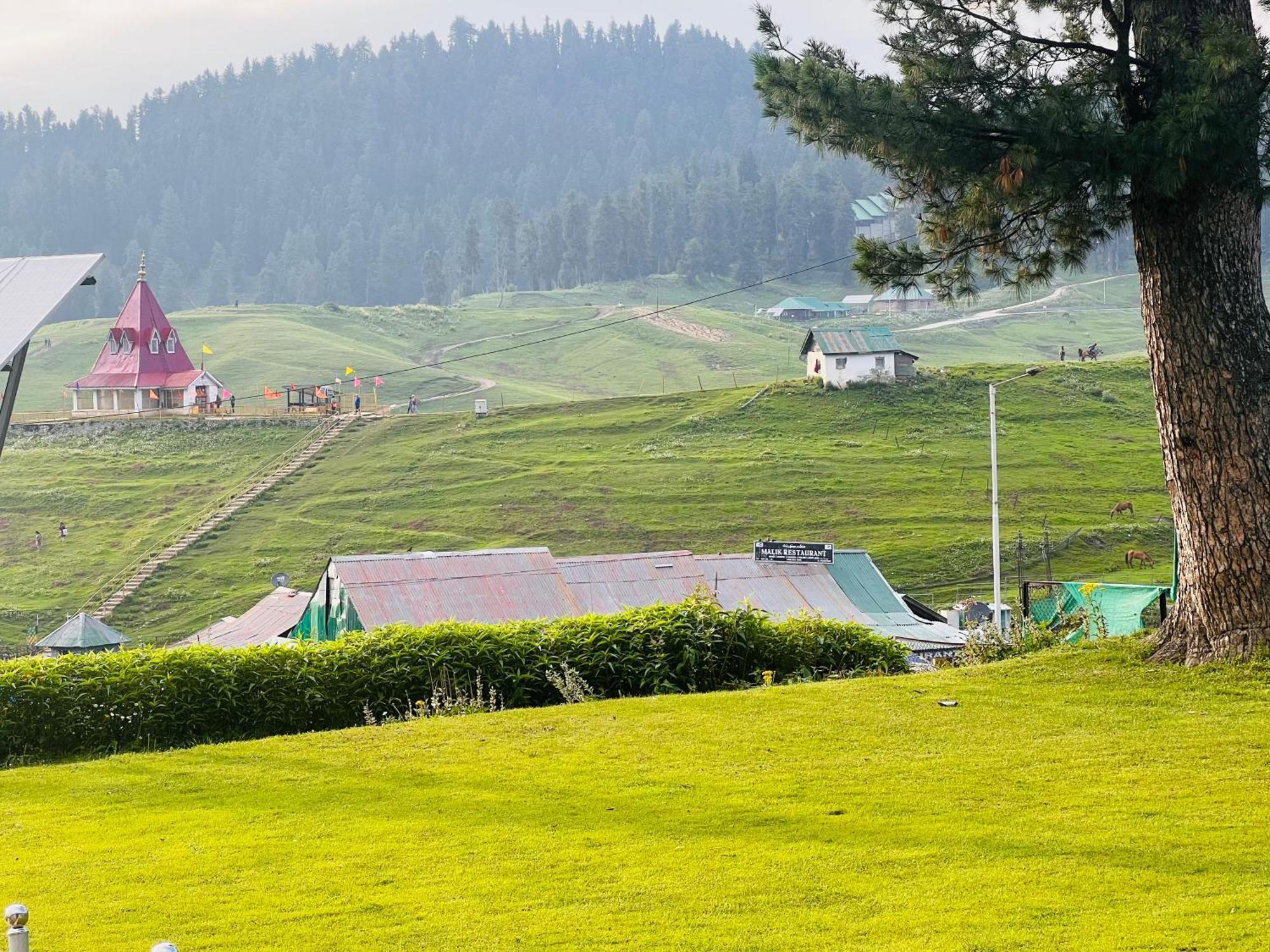 Pine View Resort Gulmarg Buitenkant foto